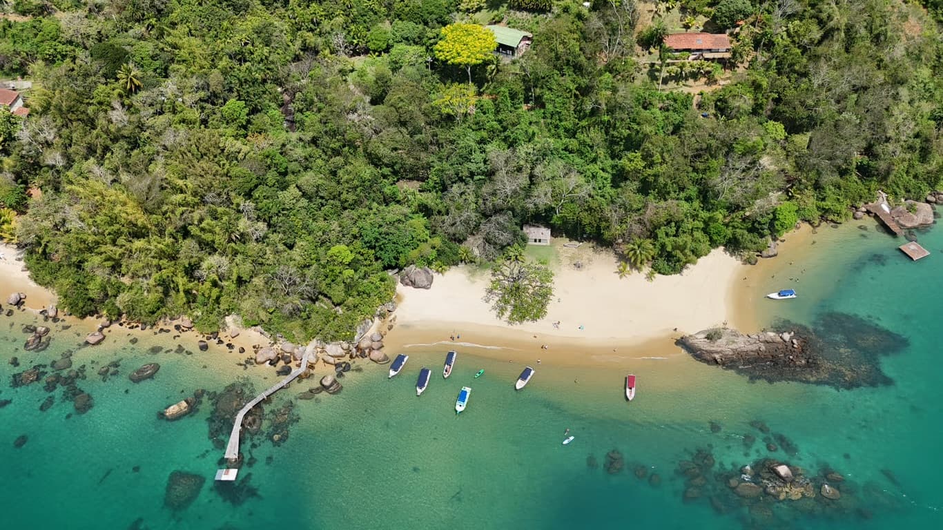 Passeio de Escuna nas Águas Cristalinas de Paraty 7