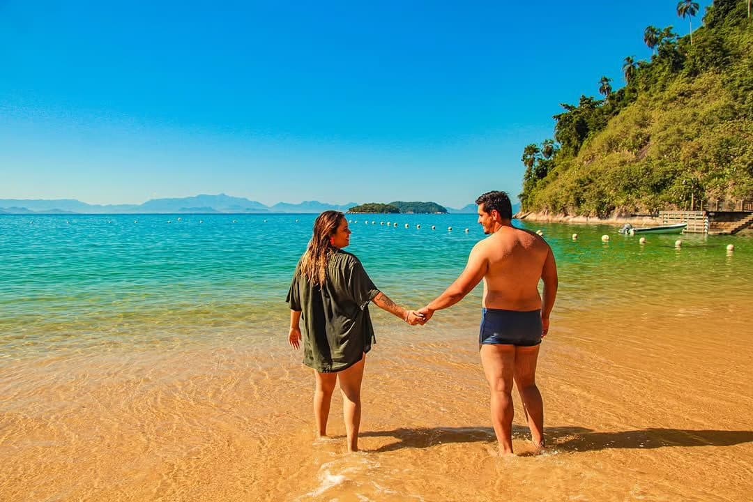 Passeio de Escuna nas Águas Cristalinas de Paraty 10